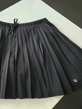 Black plissee tennis skirt by Vuori